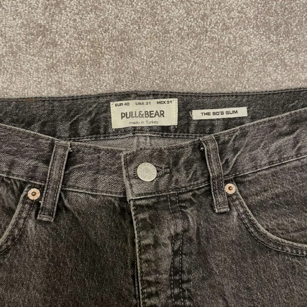 Mörkgråa Jeans (Slim) Använda flitigt inga tecken på användning  Sitter bra om du är mellan 180 till 188 cm. Jeans & Byxor.