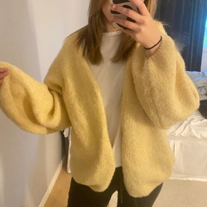 LINDEX STICKAD KOFTA - Den populära stickade koftan från Lindex!! Supersöt gul🌼🤩