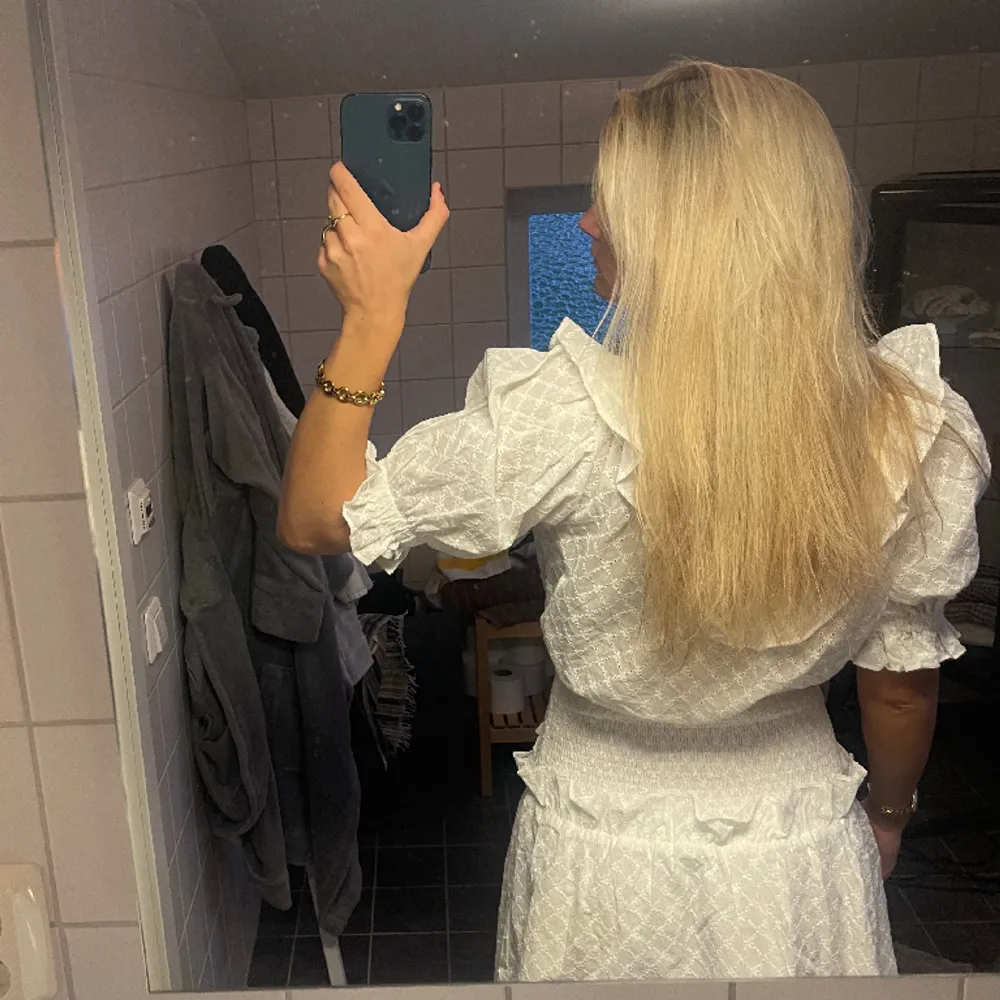 Intressekolldenna på denna underbara vita klänningen, perfekt inför studenten köpt från sabo skirt💕 helt oanvänd med lapp kvar. köpt för totalt 2000kr i storlek XS.  stretchig i materialet och passar därför även S💕 Hör av er vid frågor och funderingar. Klänningar.