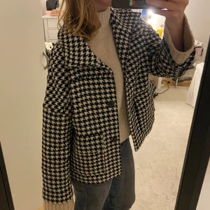 Gant kappa - Intressekoll på denna statementkappa i hundtandsmönster!! Nypris: 3500 Tänkte sälja för runt 2000💖💖 i så bra skick o så så fin