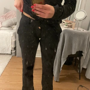 low waist Kostymbyxor - Ett par kostymbyxor ifrån bikbok! Low waist, inte mycket använda🌸har sprettat upp byxorna där nere (vilket inte syns alls)som gör att dem är perfekt längd för mig som är 172!!🤩⭐️💓modellen heter Vilma PW