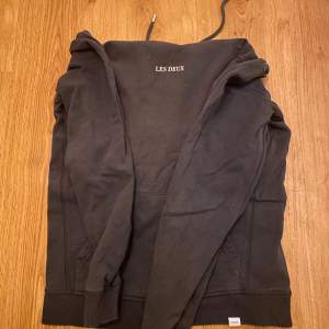 Fin hoodie från les deux kobenhavn | skick 8/10 | nypris ca 800kr | tecken på användning men inga defekter, skriv vid funderingar🌟