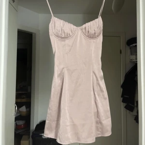 Tiger mist satin dress - Så himla söt klänning fr Tiger mist. Färgen mauve, dvs lite gammelrosa/lila i satintyg. Fin kvalité. 