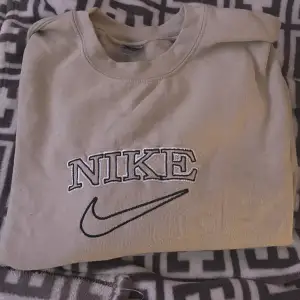 Nike tröja i fint sick! Om ni har några frågor eller om ni vill ha fler bilder är det bara att skriva till mig😊 
