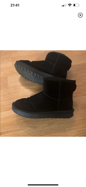 Skor - Ugg liknande skor i bra skick. Säljer pga för små