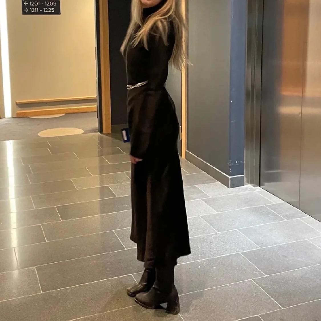 Svart satinklänning med skärp - 90