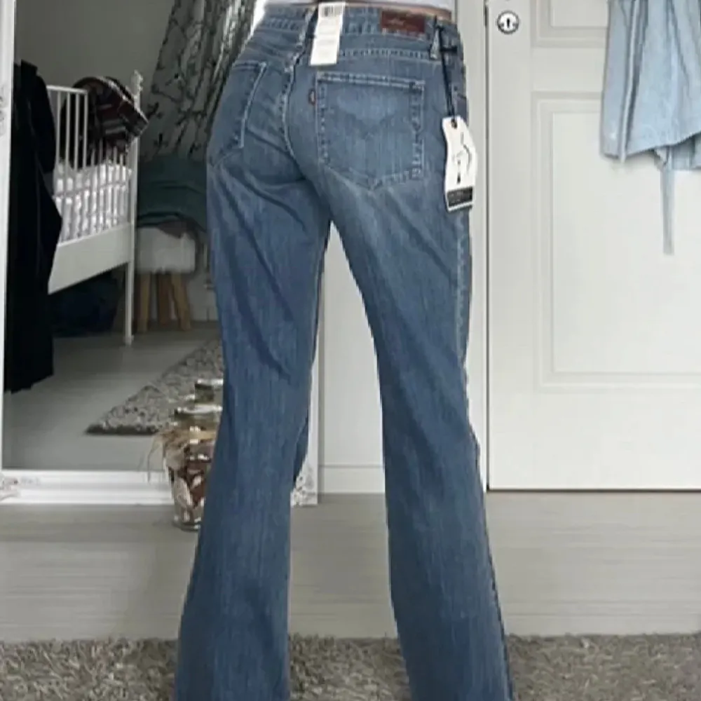 Säljer mina Low rise jeans från Levi’s pga att dom inte riktigt passar mig. Bilderna är lånade av hon jag köpte dom av och byxorna är som helt nya då jag aldrig använt dom. Skriv ifall fler bilder behövs💕. Jeans & Byxor.
