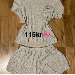 H&M - Mjukis set - Super fint och gulligt mjukis set med hjärtan 💕  Säljer då det aldrig kommit till användning! Storlek XS men passar även på S! ☺️