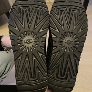 Uggs - Min tjej säljer sina uggs då hon har införskaffat nya dojor. Skorna är    Bra Skick, Digital kvitto nedkommer och box hör av er för info/bilder 