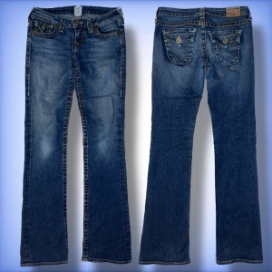True Religion Jeans - Ett par jätte fina unika lågmidjade true religion Jeans ett jätte fint skick utan några defekter! Hör av dig om du har frågor!☺️