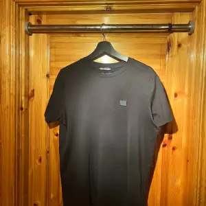 Acne T-shirt S Inga fel Säljs pga för liten Köpare står för frakt (49kr) Postnord spårbart