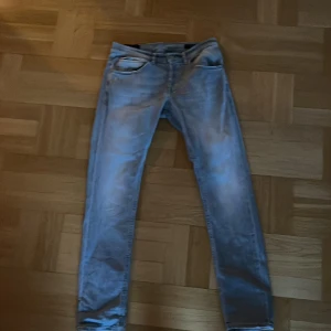 Dondup jeans - Dondup jeans i perfekt skick har använt de 1 ända gång då de är lite för stora för mig perfekt skick och jättesköna 