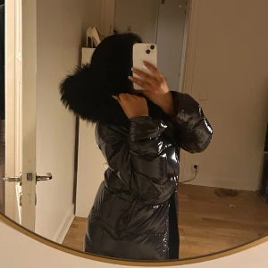 Glossy jacka  - Säljer min fina glossy jacka i nyskick! 🖤Orginalpris 3399kr
