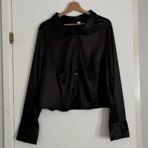 Skjorta - En skjorta i satinliknande material. Från Afound, via H&M. Endast testad! Strl 3XL. 