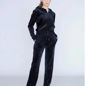 Juicy couture  - Säljer nu mitt blå juicy sett då det inte andvänds båda delarna är i xs och dom är knappt andvända så inget slitet på dom ser ut som nya andvänd ksk Max 5 gånger priset kan diskuteras vid snabb och smidig affär 