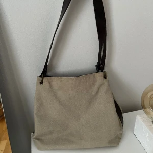 Väska - En väska jag köpt second hand! Aldrig använd av mig dock. I fint skick, se bilder :)