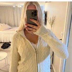 Stickad tröja - Superfin stickad tröja som är i nyskick. Köpt på plick men endast testad. Beige/vit. 150kr💋Storlek S