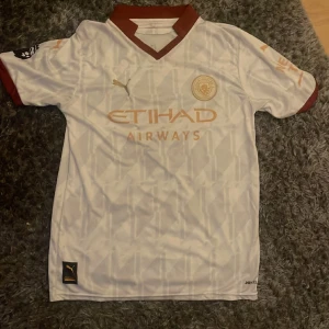 Fotbollströja  - Haaland tröja i storlek M!