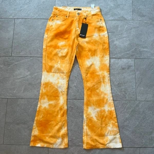Färgglada Bootcut Jeans - Snygga bootcut jeans som inte kommer till användning! Aldrig använda så bra skick🧡
