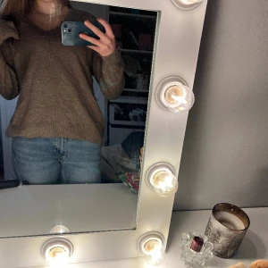 Stickad tröja - Mjuk stickad tröja. V-rigning vid hals. Användt skick men inga synliga defekter. 