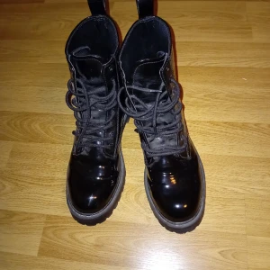 Svarta glansiga boots - Knappt anvönda