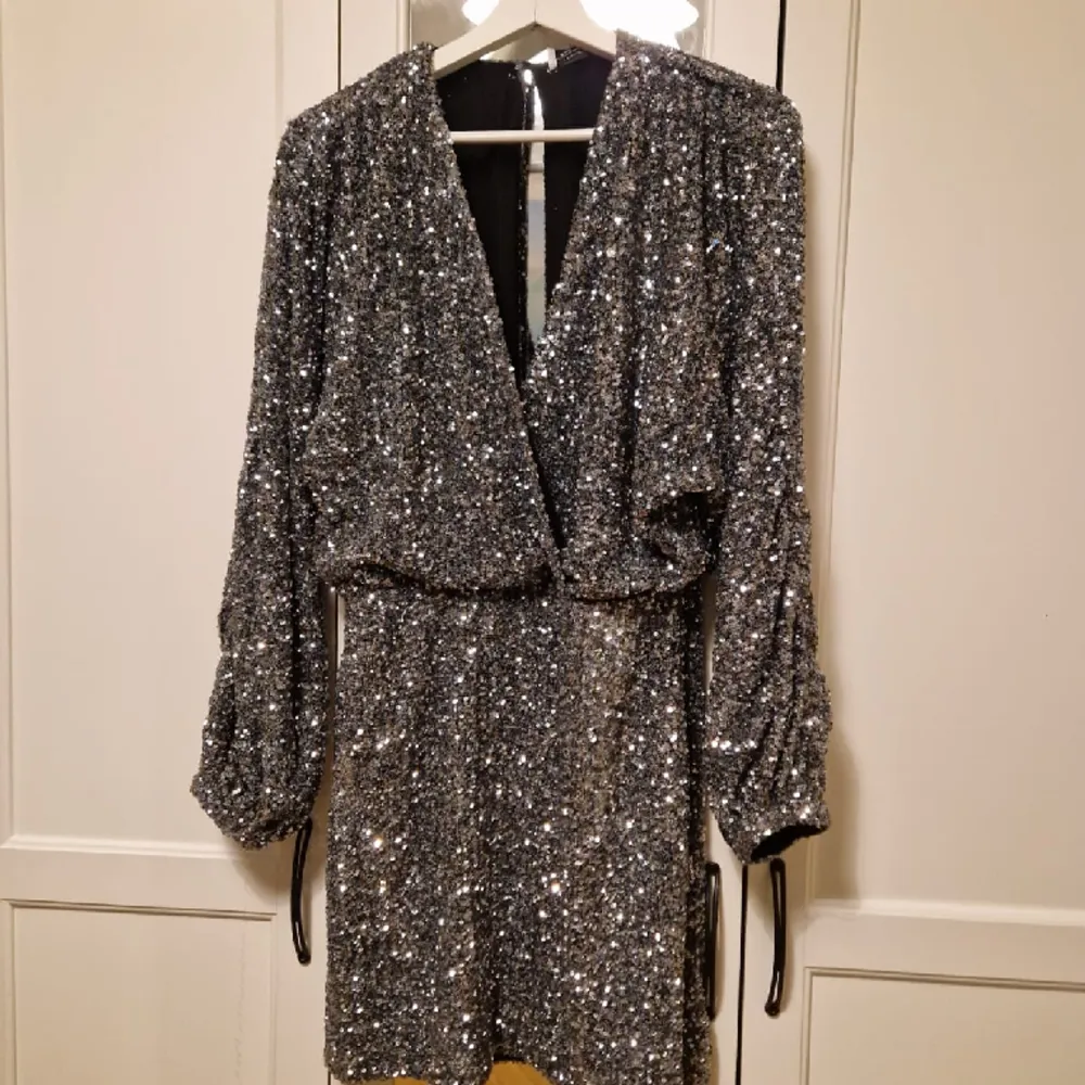 OtherStories short sparkling dress size 38 Wore 2 times but now it does not fit me anymore. Klänningar.