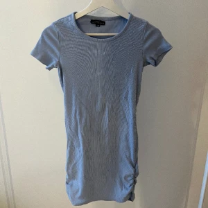 Blå klänning💙🐮 - Säljer en blå klänning, klänningen sitter tajt och en lite detaljer längst ner på klänningen. Säljer då den är lite stor på mig. Köpt för ca 1 år sedan men aldrig använd då den inte har passat mig. Köpt för 149kr. Skriv för fler frågor eller bilder💙🐮