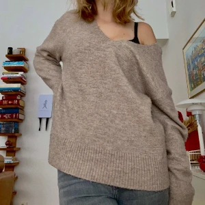 Beige stickad tröja - Jättesnygg tröja i bra skick! Hör av er vid frågor!💗