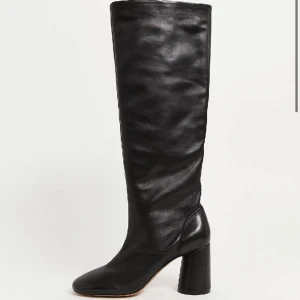 Boots  - Snygga svarta ”leather round toe knee” läderboots från & other stories , använda endast en gång och är  slutsålda / säljs inte längre 💗