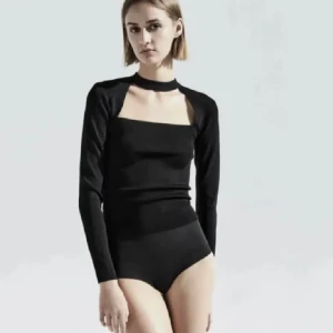 Zara blus  - Säljer min zara blus som inte kommer till användning❤️ köpte den på plick men var tyvärr inte min stil! Skriv för fler bilder 