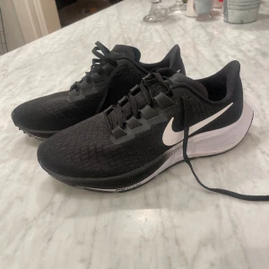 Nike air zoom Pegasus 37 löparsko - Helt nya o oanvända springskor från Nike. Modellen air zoom Pegasus 37. Storlek 39. Nypris 1295kr 