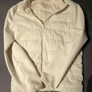 Hybrid jacka  - Hej säljer en fin hybrid jacka i strl M ifrån Zara, jackan är köpt i somras och använd ett fåtal gånger.