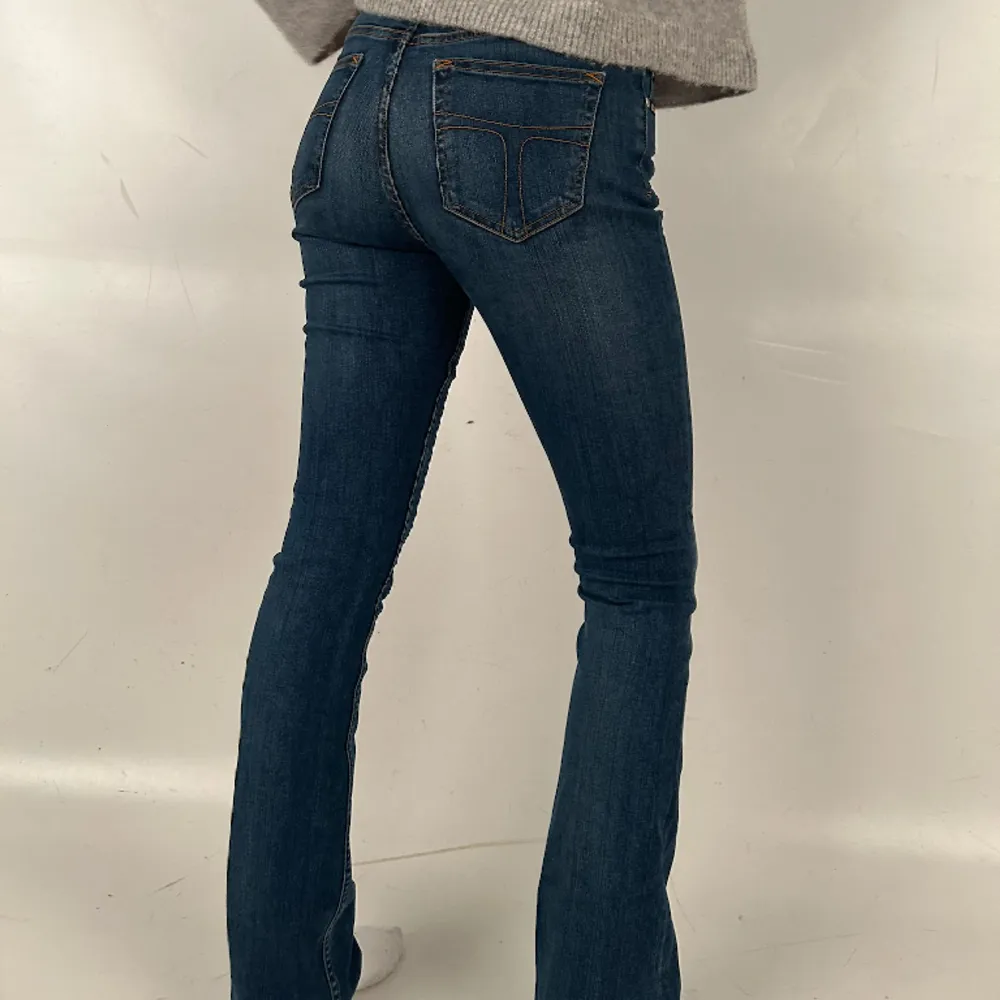Jättenajs jeans från Tiger of Sweden som är bootcut och lågmidjade🌟ungefär XS/S. Jeans & Byxor.