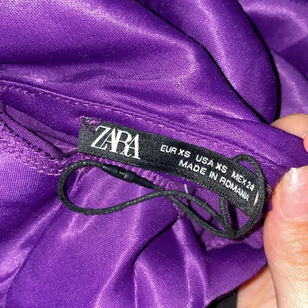 Jättefin lilla minikort klänning storlek xs men jag som är s kan använda den. Från Zara Ny pris: 299kr . Klänningar.