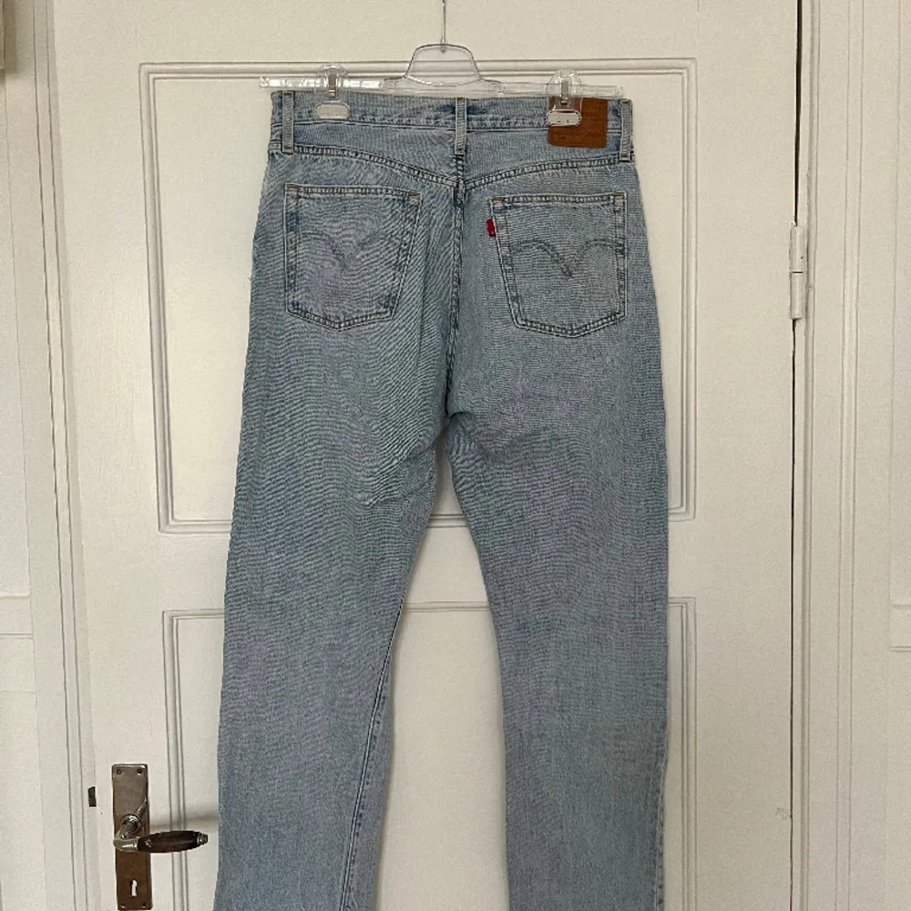 Jeans från Levi’s. Är lite osäker på längd men midja är 31. Antingen 31/31 eller 31/32. Använt fåtal gånger.. Jeans & Byxor.