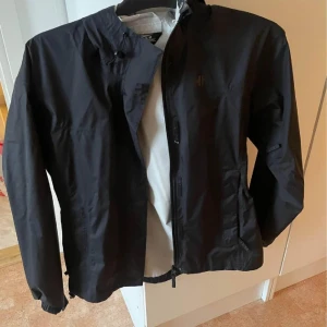 Vindjacka Helly Hansen - Svart vindjacka från Helly Hansen 