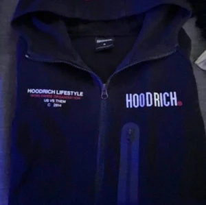 Hoodrich  - Säljer då den inte kommer till användning, använt få tal ggr super fint skick inga hål eller något som är smutsigt eller trasigt. Skriv privat för fler bilder och om ni har några funderingar o vill veta mer info. 
