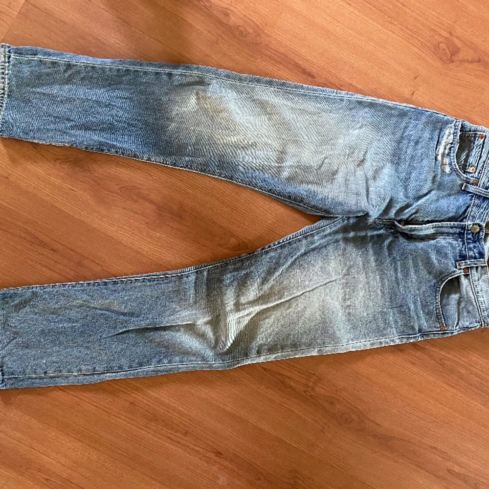 Säljer mina Levis jeans i storlek W:30 L:32 då de har blivit för små för mig (ordinarie pris ca 1000kr). De är i fint skick. Skriv vid frågor eller funderingar!. Jeans & Byxor.