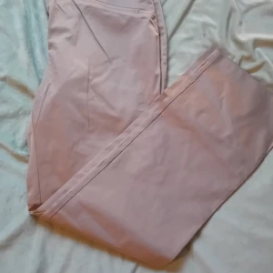 Tyg byxa  - Jättefin byxa. Bomull 97%, lycra 3%.