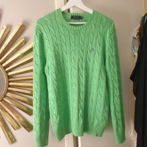 Ralph lauren stickad  - Stickad tröja från Ralph lauren i perfekt skick endast använts en gång.  Storlek medium men passar även en large 