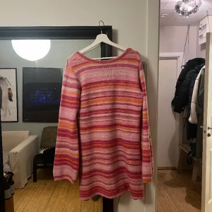 Klänning  - Stickad mysig klänning från nelly.  den har vida armar och lite urringning i ryggen. Använd 1 gång. Fint skick ☺️ Storlek xl den passar perfekt på mig i som vanliga fall är en m-l på klänningar