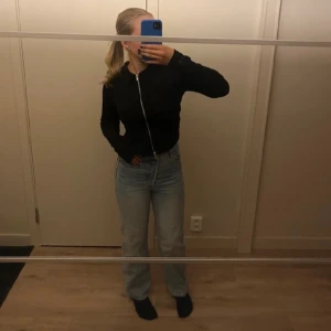 Blåa Äkta Levi’s Jeans  - Säljer mina äkta blåa Levi’s jeans som är köpta för 1200 kr (kolla sista bilden för bevis). Säljer för dem har tyvärr blivit för små. Jeansen är använda några gånger men har inga tecken på användning. Jag är 162 cm och har vanligtvis 34,36 i byxor. 💓