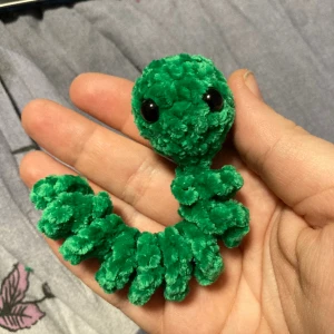 Virkad worry worm - Virkad worry worm  Har virkat den själv ☺️  Finns mer saker till salu på min insta och hemsida 🥰 