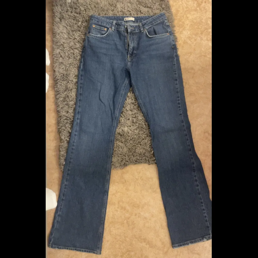 Jättefina jeans från Gina tricot, storlek 40, använda 1 gång, säljer då dom är för stora för mig nypris 600 men jag säljer de för 99. Jeans & Byxor.