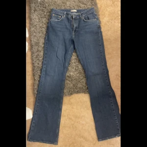 Mörkblå jeans från Gina tricot  - Jättefina jeans från Gina tricot, storlek 40, använda 1 gång, säljer då dom är för stora för mig nypris 600 men jag säljer de för 99