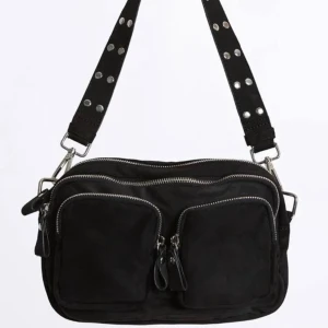 Väska - Säljer denna väska ifrån Gina. Super fin och får plats med hur mycket som helst! Använd men är i väldigt bra skick💞