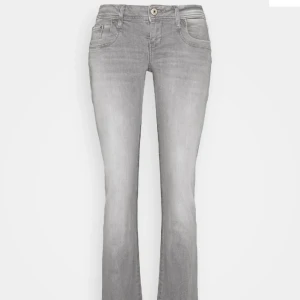 Lågmidjade Bootcut LTB jeans - Säljer ett par snygga ltb jeans som är slutsålda. Fint skick. Säljer då de blivit för små. Nypris 829kr, säljer för 500 + frakt! Köparen betalar frakten❤️‍🔥