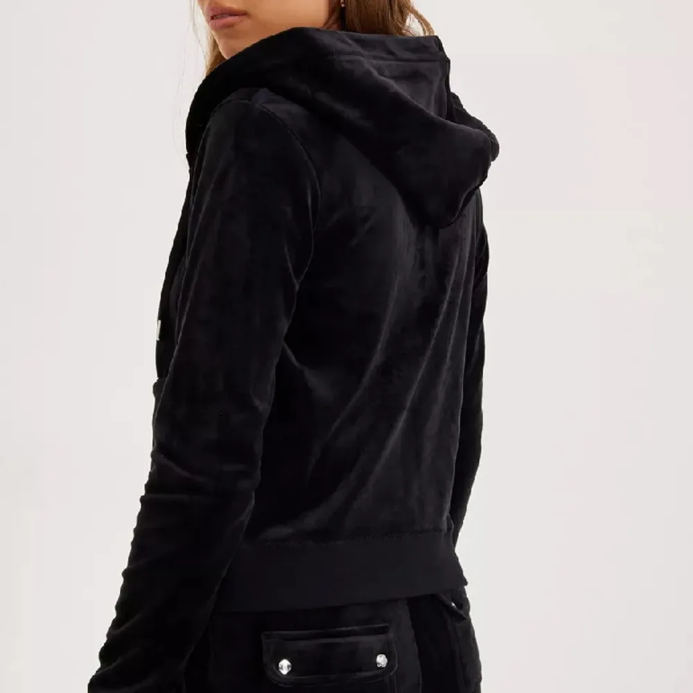 Juciy couture hoodie, aldrig använt den för den inte passar min still. Orginalpris 1300 säljer för 500kr så 800kr billigare. Ny kvalitet och aldrig använd. Betalar ej för frakten . Hoodies.