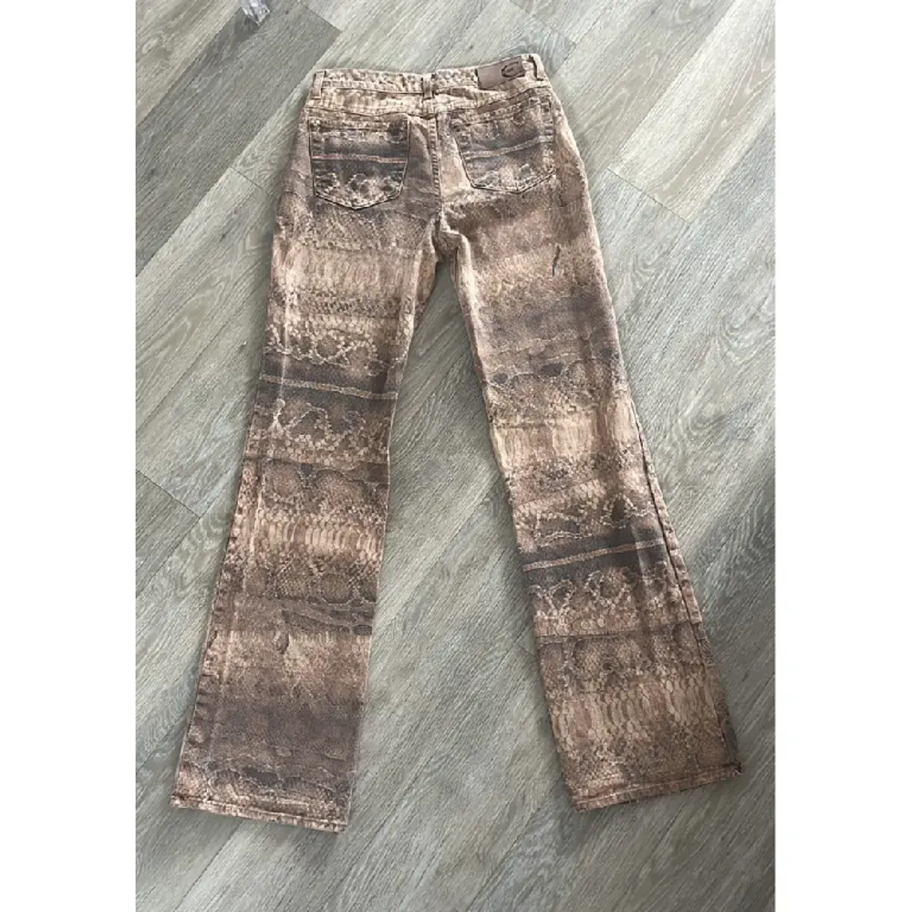 här säljer jag mina unika lågmidjade snake skin jeans från Cavalli på grund av att jag har vuxit ur dem (inga skador)💔 Nypris 2500kr dock säljer dem för 1500kr då jag använt dem sällan🍸💕🌸. Jeans & Byxor.
