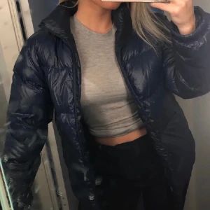 Blå Vinterjacka  - Säljer denna fina jackan då jag köpt en ny❤️färgen är marinblå och man ser färgen tydligare på bild 2 och 3!! Den är xs men sitter bra på mig som brukar ha S och ibland M!!